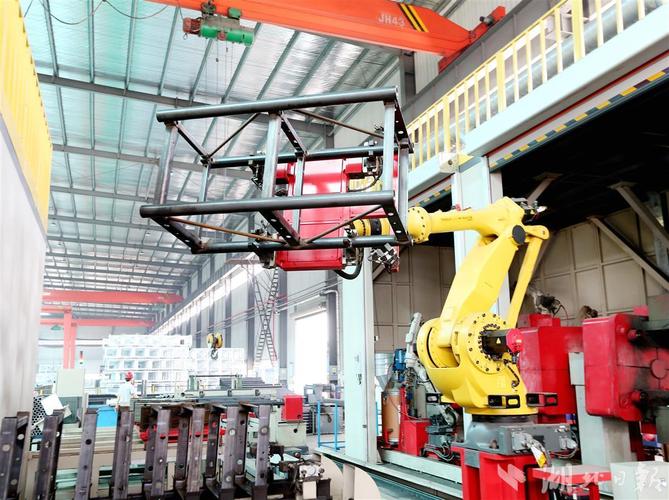 4月15日,湖北江汉建筑工程机械(荆州)自动化生产车间,机器人